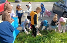 Przedszkolaki zbieraja smieci w najblizszej okolicy