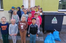 Dzieci z gr. VII podczas akcji Sprzatanie swiata
