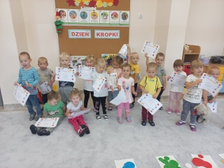 Radosne dzieci z gr. I z dyplomami.