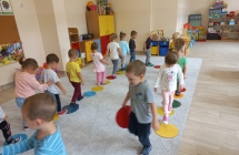 Maluszki przechodza po kolorowych krazkach.
