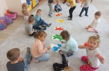 Trzylatki grupuja koleczka wg koloru.