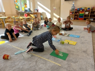 Maluszki segreguja odpady wg zasad recyklingu.