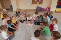 Maluchy podczas zabawy na dywanie.