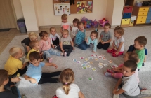 Dzieci z gr. I podczas zabawy Nasladuj kropke