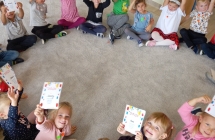 gr. V Dzien Kropki - otrzymalismy pamiatkowe dyplomy