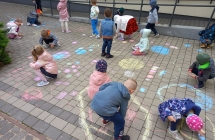 gr V Dzien Kropki - rysujemy kreda kolorowe kropki na chodniku