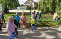 Dzieci zbieraja odpady