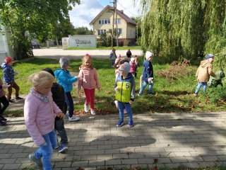 Dzieci zbieraja odpady