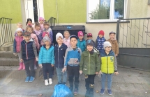 Dzieci wyrzucaja odpady do kosza