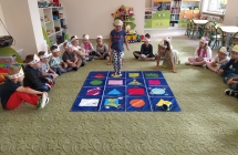 Dziewczynka skacze po planszy