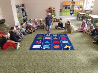 Dziewczynka skacze po planszy