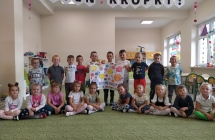 Dzieci zrobily plakat z okazji Dnia Kropki