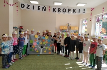 Dzieci trzymaja drzewo