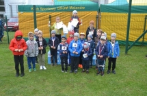 Chlopcy z medalami, pucharami i dyplomami.