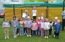 Dziewczynki z medalami, pucharami i dyplomami.