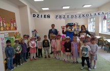 usmiechniete przedszkolkai z wladzami samorzadowymi