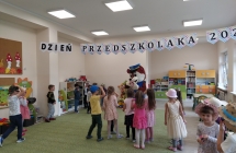 dzieci z maskotka