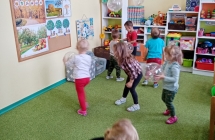 Przedszkolaki z balonami - grupa IX