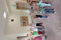 Dzieci z kolorowymi kropkami