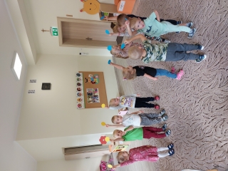 Dzieci z kolorowymi kropkami