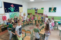 Przedszkolaki podczas zabawy Gorace krzeslo