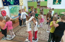 Taniec na gazetach - zabawa taneczna w parach