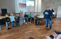 Przedszkolaki rozwiazuja zadaki