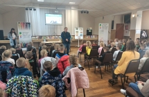 Przedszkolaki podczas spotkania z autorem bajek