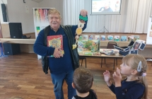 Dzieci wreczyly prezent p. Drabikowi