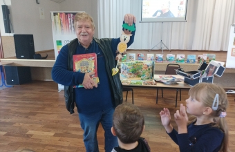 Dzieci wreczyly prezent p. Drabikowi