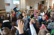 Dzieci rozmawiaja o bajkach