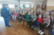 Dzieci odpowiadaja na pytania