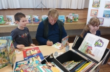 Autor W. Drabik podpisuje dzieciom ksiazki