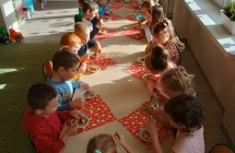 Dzieci kosztuja saltke owocowa