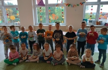 Dzieci trzymaja saltke owocowa