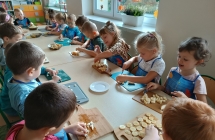 Dzieci robia saltke owocowa