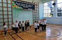 Przedszkolaki dziekuja pracownikom przedszkola