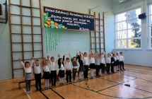 Dzieci spiewaja piosenke