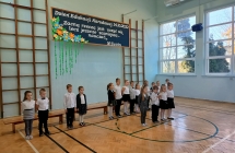 Dzieci z gr.VII recytuja wiersze