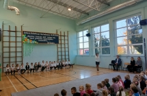 Dyrektor przedszkola wita zebranych gosci