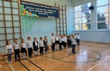 Dzieci recytuja wiersze