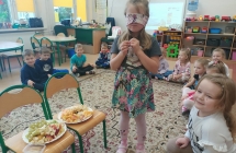 Dzieci probuja roznych owocow  (1)