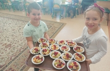 Dzieci kroja owoce na salatke (2)