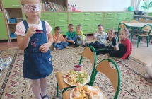 Smakowanie owocow z zaslonietymi oczami