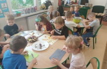 Dzieci kroja owoce na salatke (1)