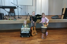 Dzieci graja na wybranych instrumentach