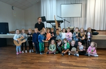 Dzieci z gr. VII na zajeciach muzycznych