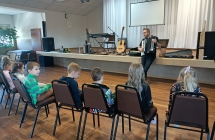 Dzieci sluchaja ciekawostek o instrumentach