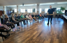 Przedszkolaki poznaja rozne instrumenty