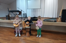 Dzieci graja na instrumentach muzycznych